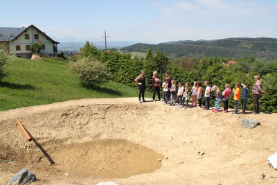 Beikraut oder Unkraut? Schädling oder Nützling? Diese und ähnliche Fragen haben wir mit den Kindern der 2. Klasse gemeinsam erarbeitet.